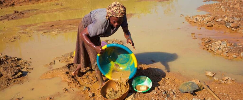 Une femme lavant de l'or au mercure au Liberia. Crédit photo : BAD