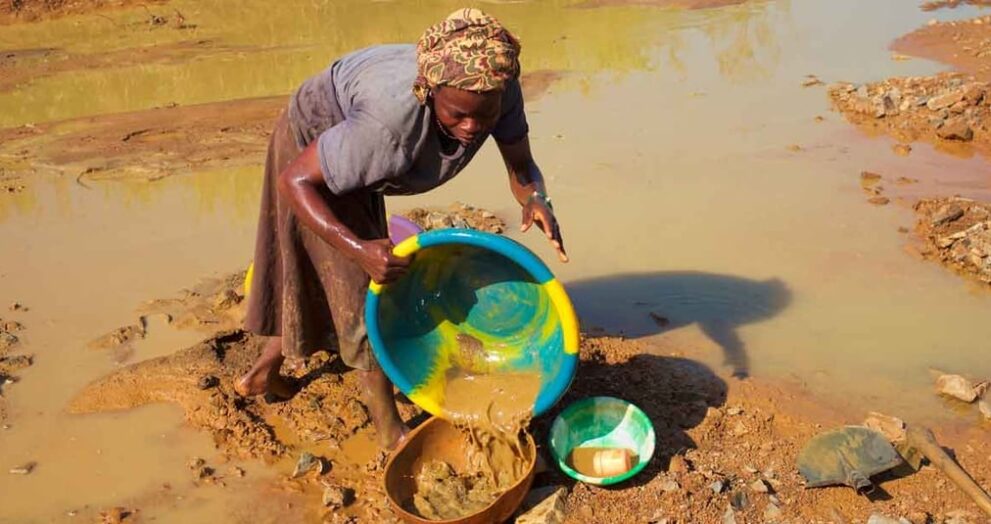 Une femme lavant de l'or au mercure au Liberia. Crédit photo : BAD